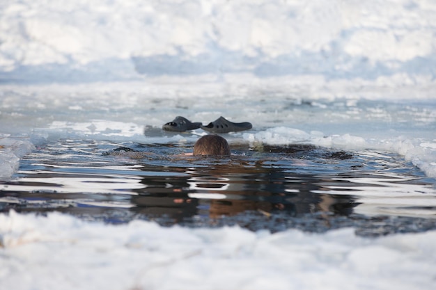 Baden in einem Eisloch.