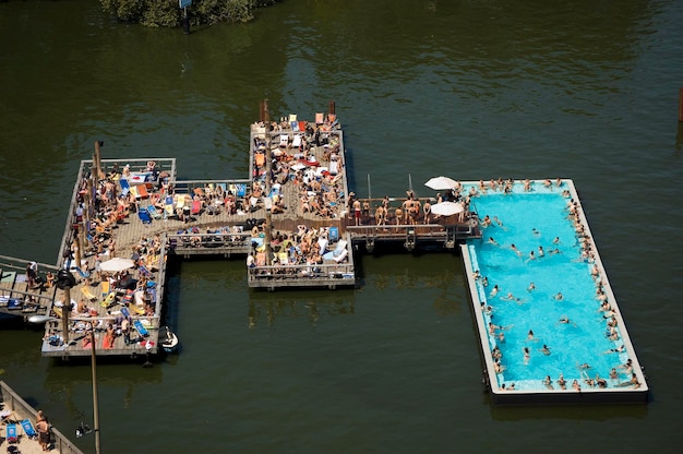 Badeschiff Badeschiff öffentliches Schwimmbad Fluss Spree Berlin Deutschland