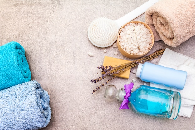 Badetuch, Meersalz mit Lavendel, natürlicher Olivenseife, Duschgel und Bürste