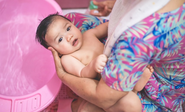 Foto badezeit für ein süßes kleines baby