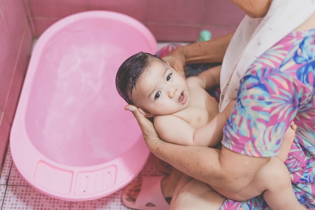 Foto badezeit für ein süßes kleines baby