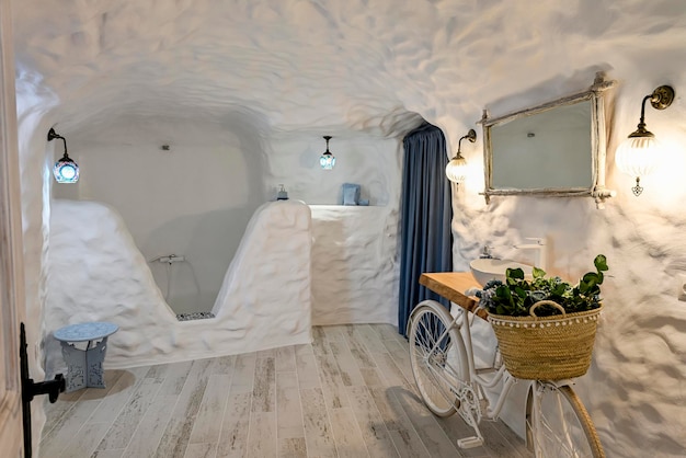 Badezimmer in der modernen Höhle für den ländlichen Tourismus