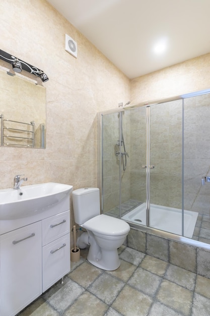 Badezimmer in einem kleinen Familienhotel mit Dusche WC und Waschbecken