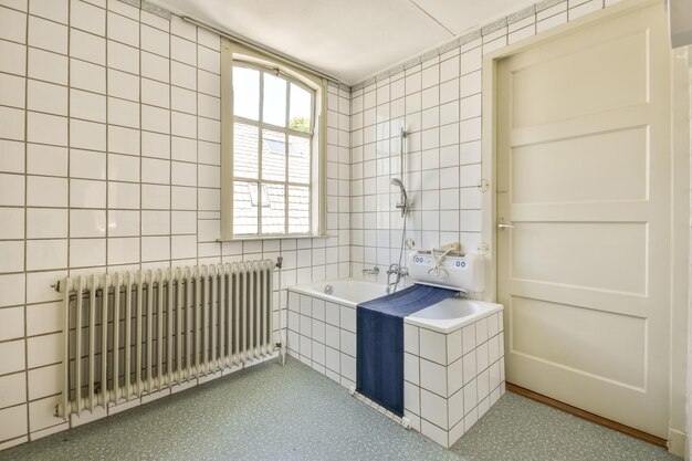 Badezimmer mit Fenster zu Hause