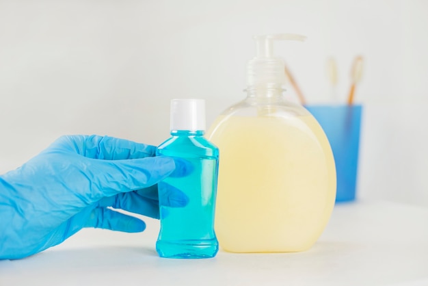 Badezimmer mit kosmetischer Seife, flüssiger Spülung in Flaschen und Zahnbürsten für morgendliche Behandlungen