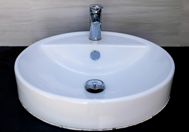Badezimmereinrichtung mit Draufsicht auf Waschbecken und Wasserhahn