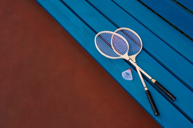 Foto badminton-ausrüstung auf hoher winkelbank