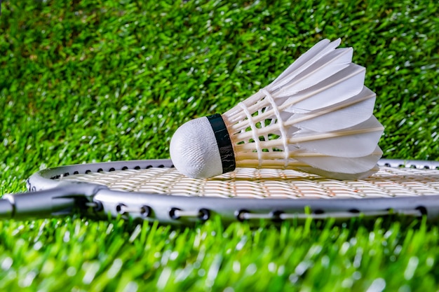 Foto badminton federball auf gras mit schläger