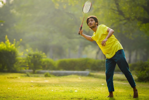 Badminton jogando no parque