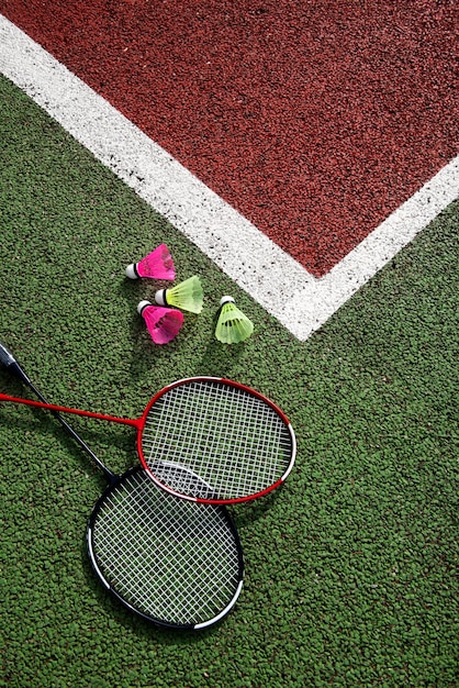 Foto badminton-konzept mit schläger und federball