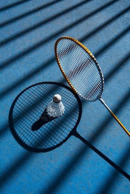 Foto badminton-konzept mit schläger und federball