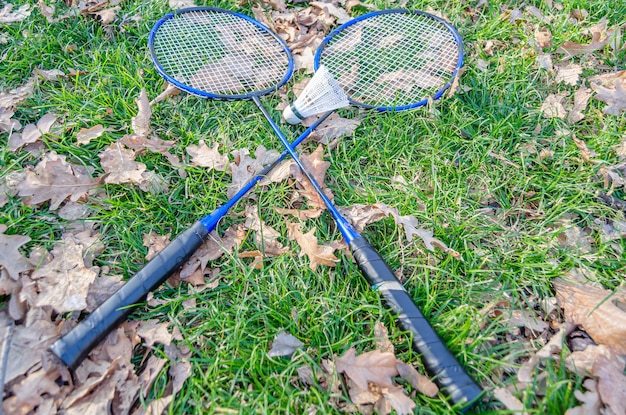 Foto badminton-schläger und shuttlecock