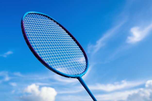 Badmintonschläger am blauen Himmel. Badminton Open-Air-Spielaktivität. Badminton Outdoor-Sport spielen