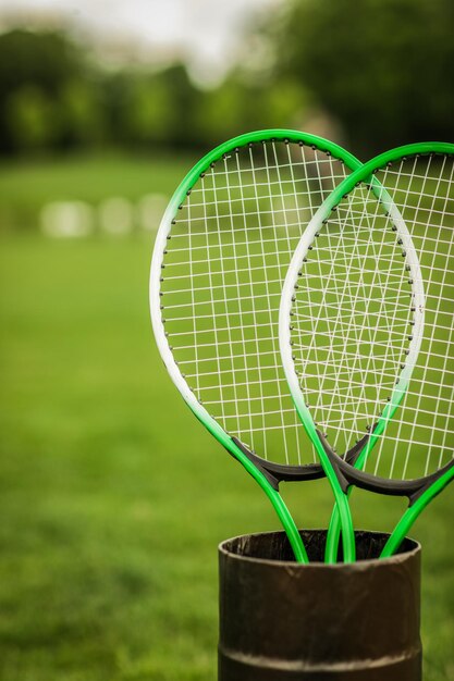 Foto badmintonschläger in behältern