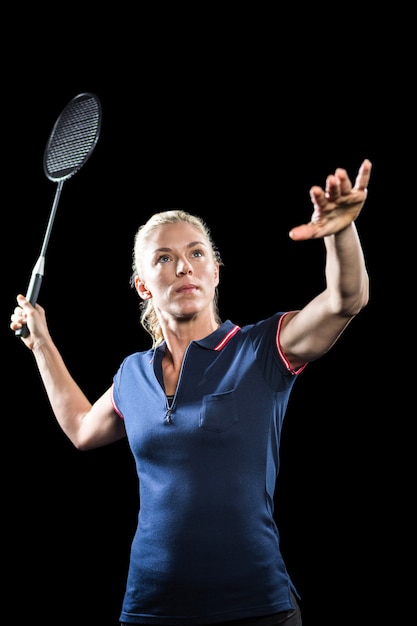 Badmintonspieler, der Badminton spielt