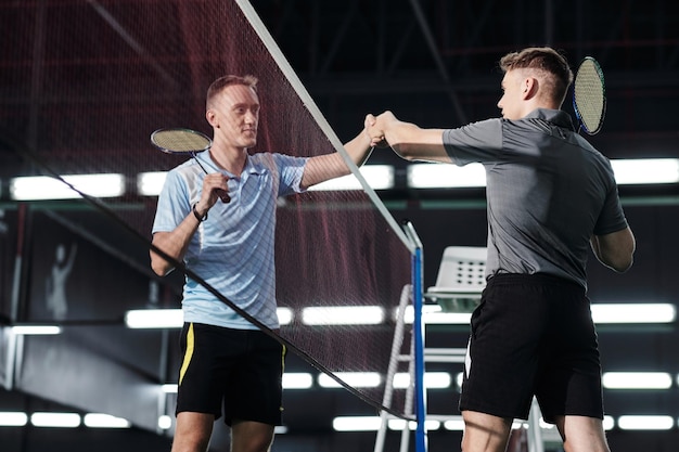 Badmintonspieler Händeschütteln