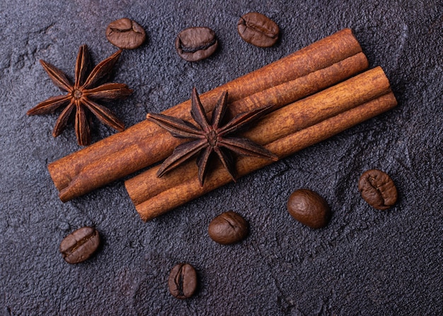 Badyan, canela y granos de café sobre un fondo de hormigón oscuro