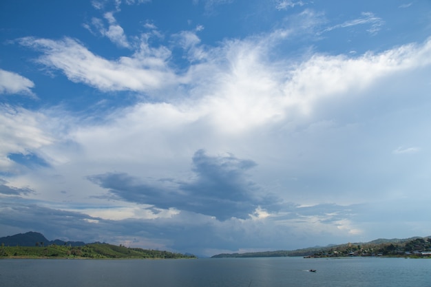 Bäche, Berge und Himmel.