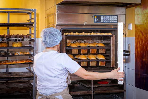 Bäcker backt Brot