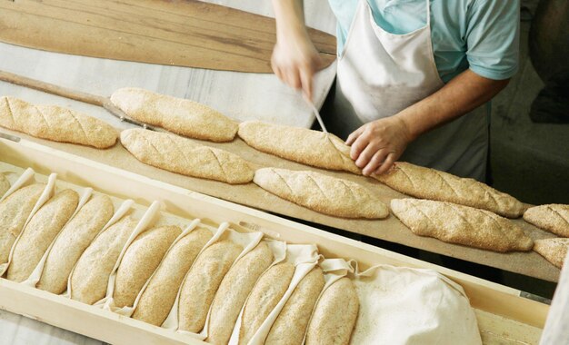 Bäcker backt Brot