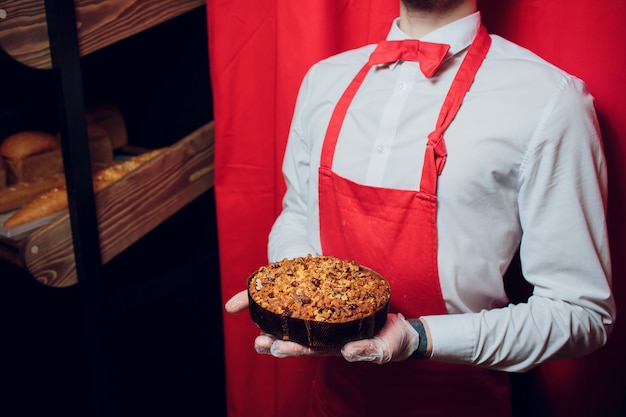 Bäcker hält einen Kuchen