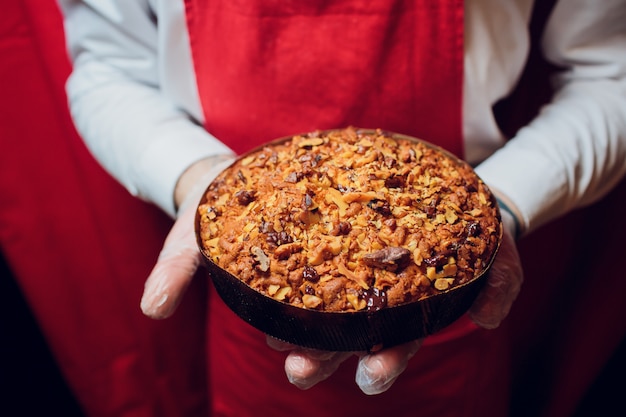 Bäcker hält einen Kuchen