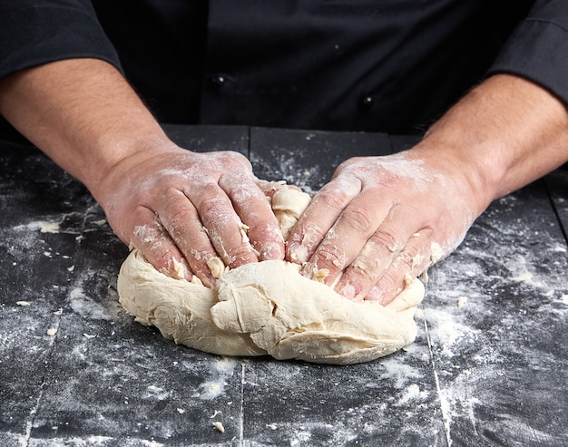 Bäcker knetet weißen Weizenmehlteig