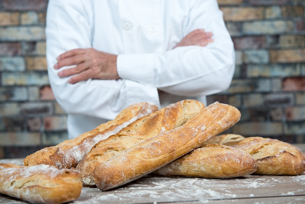 Bäcker mit französischem Baguette des traditionellen Brotes