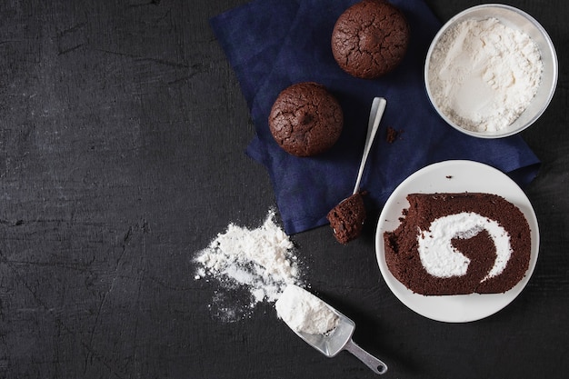 Bäckerei bereiten sich für Schokoladen-Schokoladenkuchenkuchen vor