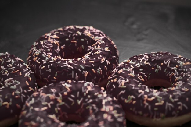 Bäckerei-Branding- und Café-Konzept gefrostet bestreute Donuts süßes Gebäck-Dessert auf rustikalen Holz-Hintergrund-Donuts als leckere Snack-Draufsicht-Lebensmittelmarke flach für Blog-Menü oder Kochbuch-Design