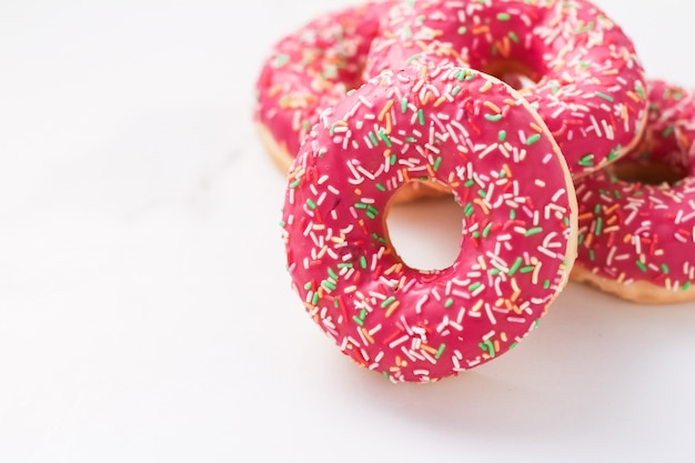 Bäckerei-Branding- und Café-Konzept gefrostet bestreute Donuts süßes Gebäckdessert auf Marmortischhintergrund Donuts als leckere Snack-Draufsicht-Lebensmittelmarke flach für Blog-Menü oder Kochbuch-Design