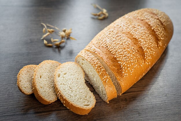 Bäckerei des frischen Gebäcks auf Holztisch