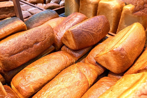 Bäckerei im Supermarkt. Brot auf der Theke im Laden