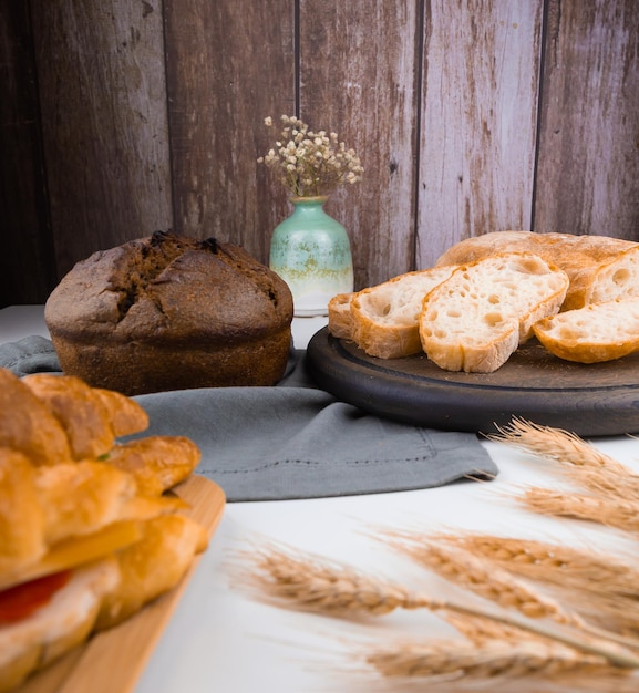 Foto bäckerei rustikale knusprige brote auf holzuntergrund