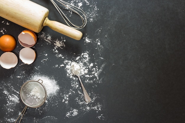 Bäckerei und Zutat auf schwarzem Granittisch