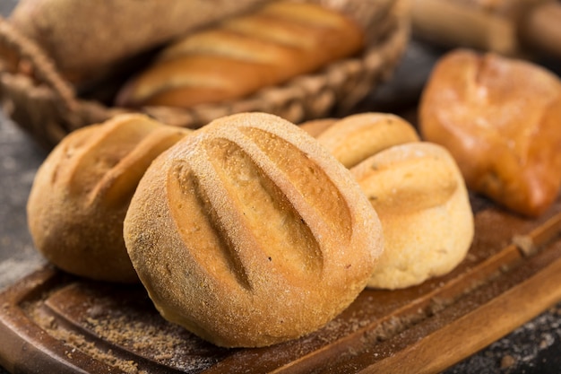 Bäckerei Verschiedene Sorten frisches Brot auf dem Tisch