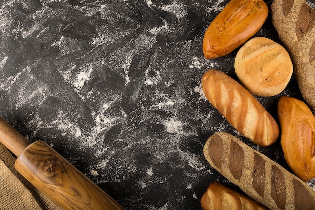 Bäckerei Verschiedene Sorten frisches Brot auf dem Tisch