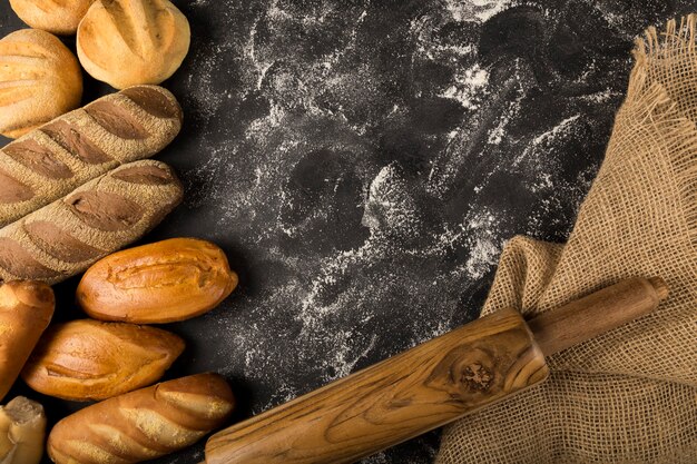 Bäckerei Verschiedene Sorten frisches Brot auf dem Tisch