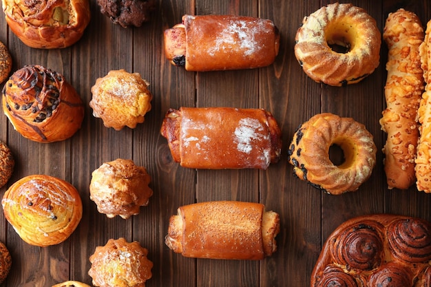 Bäckereierzeugnisse auf Holztisch