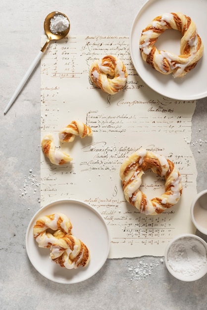 Bäckereikonzept, süße runde Desserts mit glasiertem Zucker