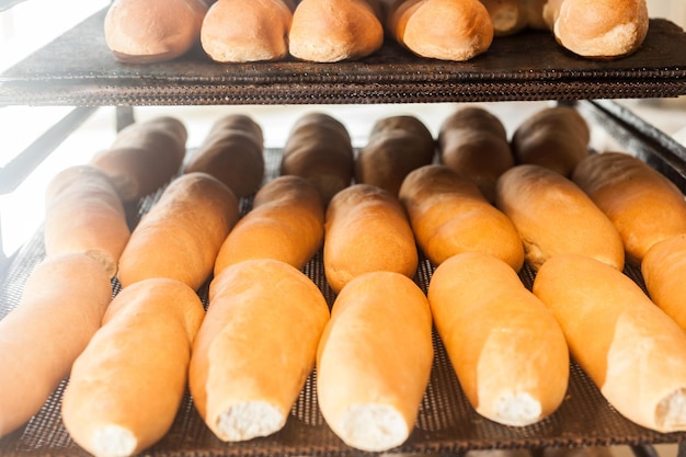 Bäckermann in weißer Uniform in der Bäckerei