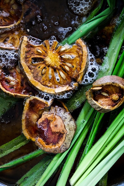 Foto bael-saftder prozess der herstellung von bael-saft nach der traditionellen thailändischen methode