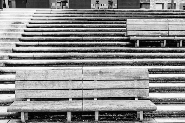 Bänke auf Steintreppen in Hamburg Deutschland Relax Ruhesitz Gartenmöbel Architektur Struktur Design Stil Perspektive Form Symmetrie Geometrie neue Technologie