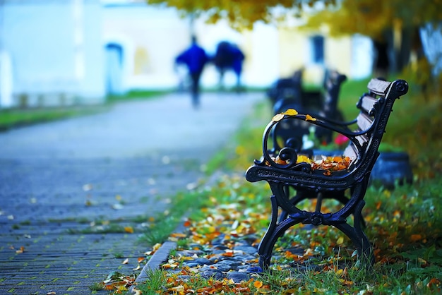 Bänke im Herbstpark