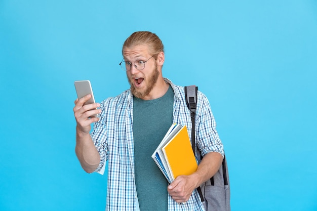 Bärtige Studentenbrille, wow, Emotion, hält modernes Smartphone und liest Textnachricht