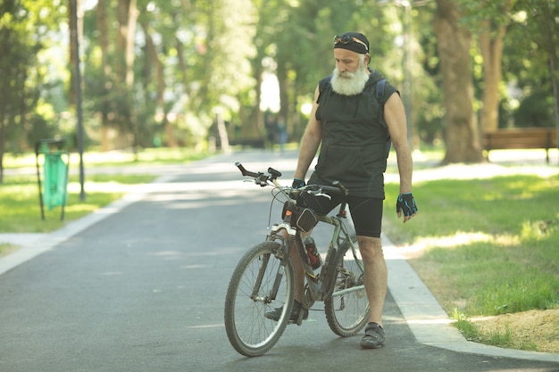 Bärtiger älterer Mann mit einem Fahrrad