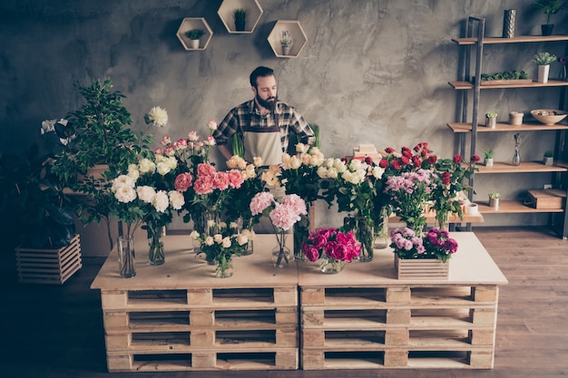 bärtiger Florist, der in seinem Blumenladen arbeitet