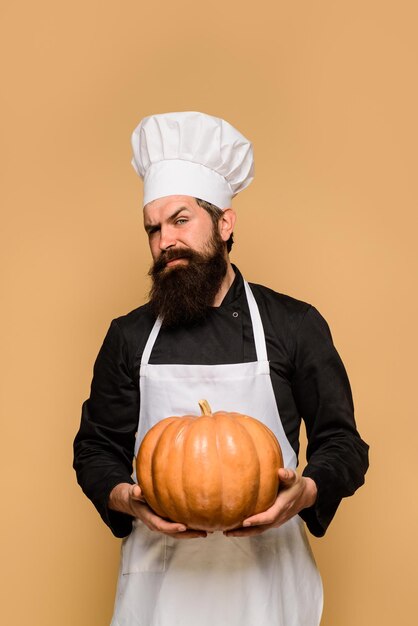 Bärtiger Koch mit Kürbis-Erntedankfest, das Halloween kocht, das Herbsternte saisonales Vitamin kocht