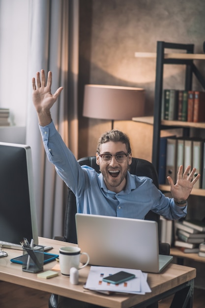 Bärtiger Mann, der am Laptop arbeitet