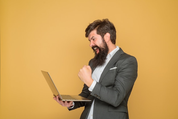 Bärtiger Mann, der an Laptop-Geschäftsmann arbeitet, der eine Konferenz im Internet über Notebook-Geschäftsmann hat